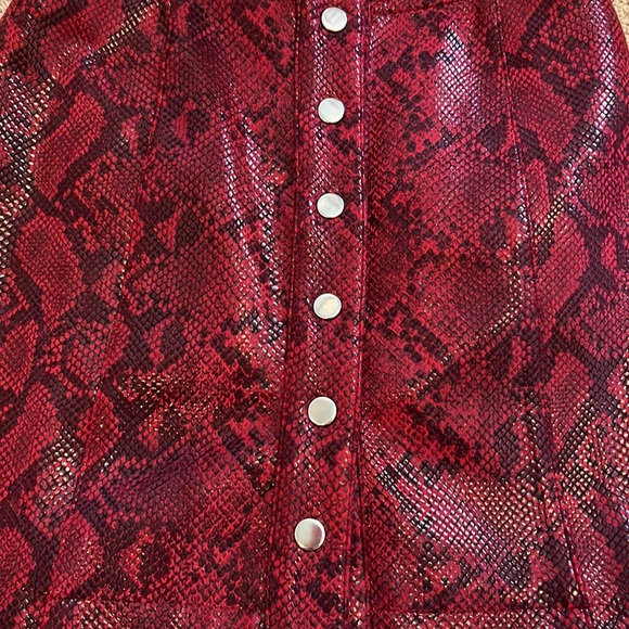ASTR The Label Red snake print skirt - Picture 2 of 4